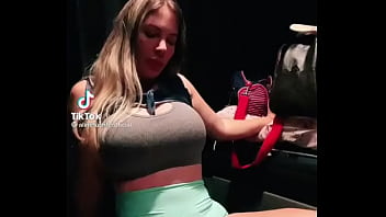 Caminhoneira se exibindo na cabine