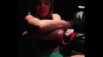 Caminhoneira se exibindo na cabine