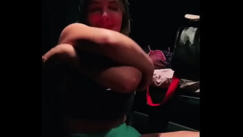 Caminhoneira se exibindo na cabine