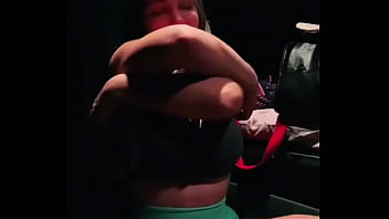 Caminhoneira se exibindo na cabine