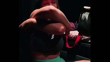 Caminhoneira se exibindo na cabine