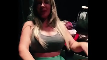 Caminhoneira se exibindo na cabine