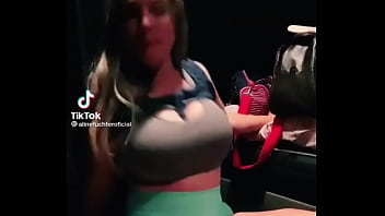 Caminhoneira se exibindo na cabine