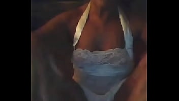 Troia che si spoglia in cam dal vivo ripresa di nascosto