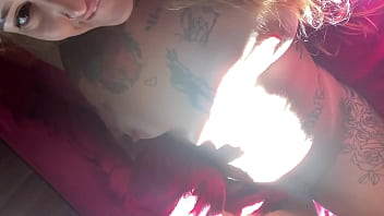 Garota se exibe na webcam mostra toda a sua grande xereca rosa