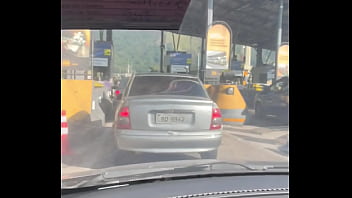 Mamada em movimento mamei o cara do uber no volante