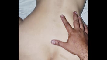 Quedo en la casa de mi amiga y su madre por la noche