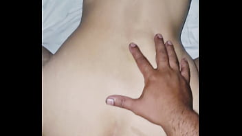 Quedo en la casa de mi amiga y su madre por la noche