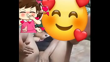 Una linda morena desestresandose