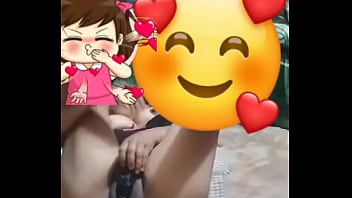 Una linda morena desestresandose