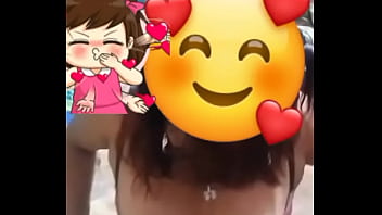 Una linda morena desestresandose