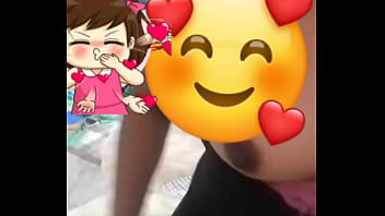 Una linda morena desestresandose