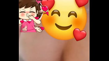 Una linda morena desestresandose