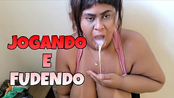Jogando com minha madrasta e acabamos fudendo bem gostoso com direito a muita porra na boca