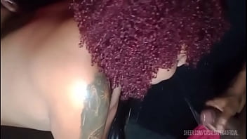 Casada dentro da cabine de glory hole com 2 caras dotados