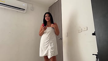 Mi hermanastra quiere saber cómo la percibo con una lencería Mi hermanastra quiere saber cómo la percibo con una lencería