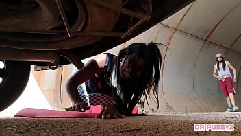 Africana sem calcinha tem o carro avariado e quando se baixa para ver o problema é surpreendida por desconhecido de pau duro que a fode na sua cona quente e suculenta em várias posições sem camisa Africana sem calcinha tem o carro avariado e quando se baixa para ver o problema é surpreendida por desconhecido de pau duro que a fode na sua cona quente e suculenta em várias posições sem camisa