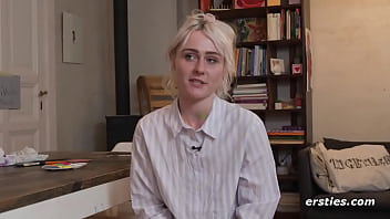 Hally spielt mit farben und mit sich selbst