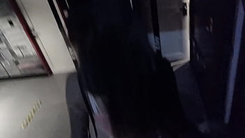 Kinesiologa cariñosa queda satisfecha con un cliente por primera vez y le quiere pagar a él por coger la delicioso