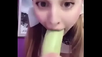 Se masturba con su dildo Se masturba con su dildo