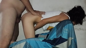 La folle en posición de perrito y disfruto mucho mi verga en su coño y mi leche en sus entrañas creampie