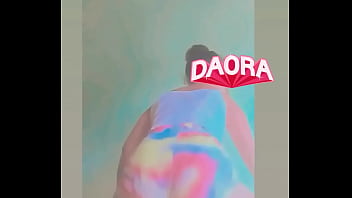 Gata mostrando o rabo