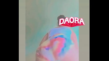 Gata mostrando o rabo