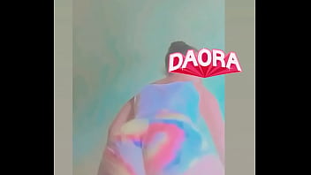 Gata mostrando o rabo