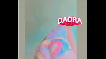 Gata mostrando o rabo