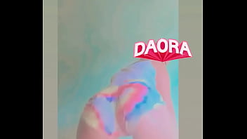 Gata mostrando o rabo