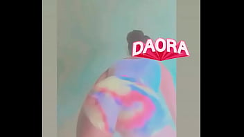 Gata mostrando o rabo