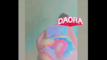 Gata mostrando o rabo