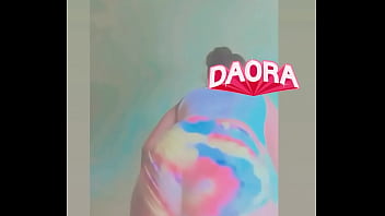 Gata mostrando o rabo