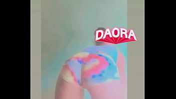 Gata mostrando o rabo