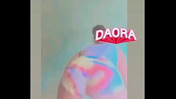 Gata mostrando o rabo