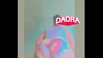 Gata mostrando o rabo