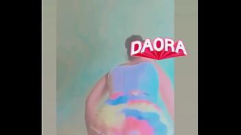 Gata mostrando o rabo