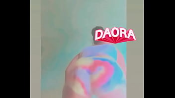 Gata mostrando o rabo