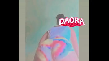 Gata mostrando o rabo