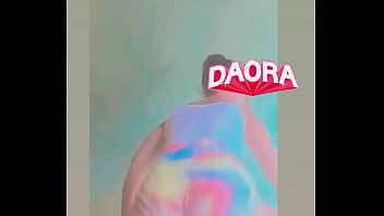 Gata mostrando o rabo