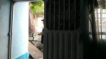 Luego de recibir el domicilio invito a la chica a pasar y darle un agradecimiento oral