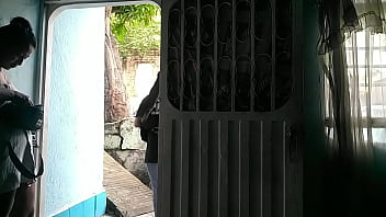 Luego de recibir el domicilio invito a la chica a pasar y darle un agradecimiento oral