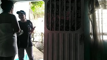 Luego de recibir el domicilio invito a la chica a pasar y darle un agradecimiento oral