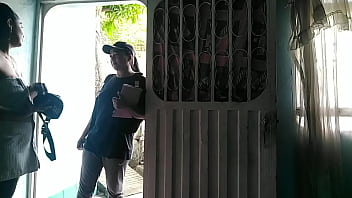 Luego de recibir el domicilio invito a la chica a pasar y darle un agradecimiento oral