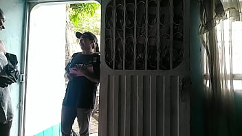 Luego de recibir el domicilio invito a la chica a pasar y darle un agradecimiento oral