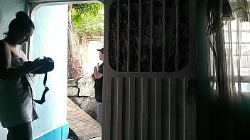 Luego de recibir el domicilio invito a la chica a pasar y darle un agradecimiento oral