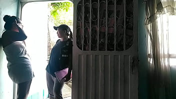 Luego de recibir el domicilio invito a la chica a pasar y darle un agradecimiento oral
