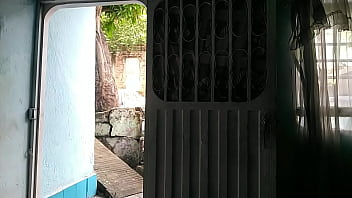 Luego de recibir el domicilio invito a la chica a pasar y darle un agradecimiento oral