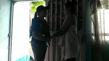 Luego de recibir el domicilio invito a la chica a pasar y darle un agradecimiento oral