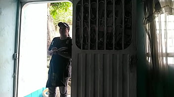 Luego de recibir el domicilio invito a la chica a pasar y darle un agradecimiento oral